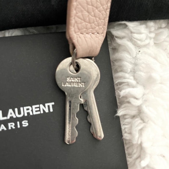 Saint Laurent Sac De Jour in Grained Leather (Baby) in color Poudre (soft mauve) - Picture 15 of 15